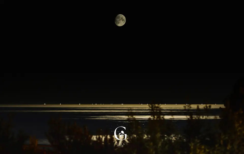 Φεγγάρι πάνω από τη θάλασσα
